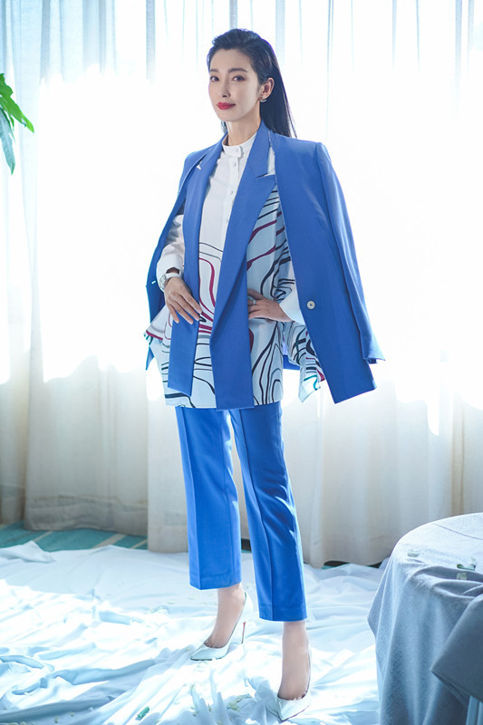 李冰冰穿上西装裙,脚踏一双黑色的长靴,要多酷就有多酷!