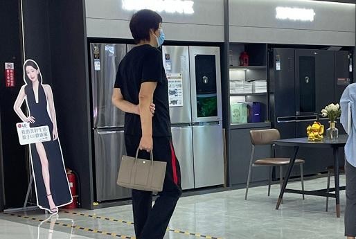 郎平离开女排后,开始享受退休生活!国庆下地砍甘蔗,边削边自夸休闲区蓝鸢梦想 - Www.slyday.coM 郎平离开女排后,开始享受退休生活!国庆下地砍甘蔗,边削边自夸休闲区蓝鸢梦想 - Www.slyday.coM