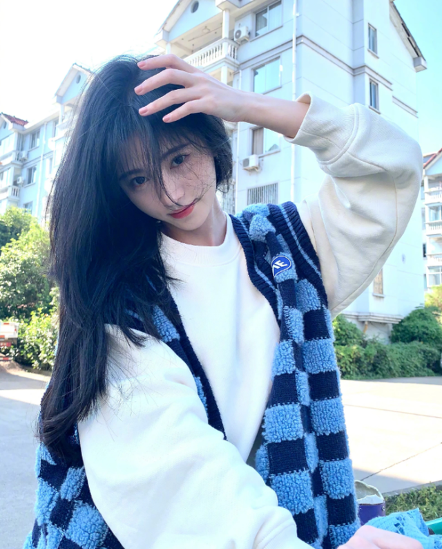 鞠婧祎秋日随拍,蓝黑棋格纹马甲休闲卫衣,随性自然彰显干净气质
