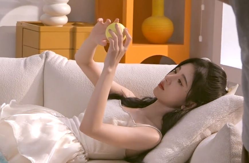 27岁鞠婧祎久违营业工作室晒未修花絮颜值在线身材却瘦过了头