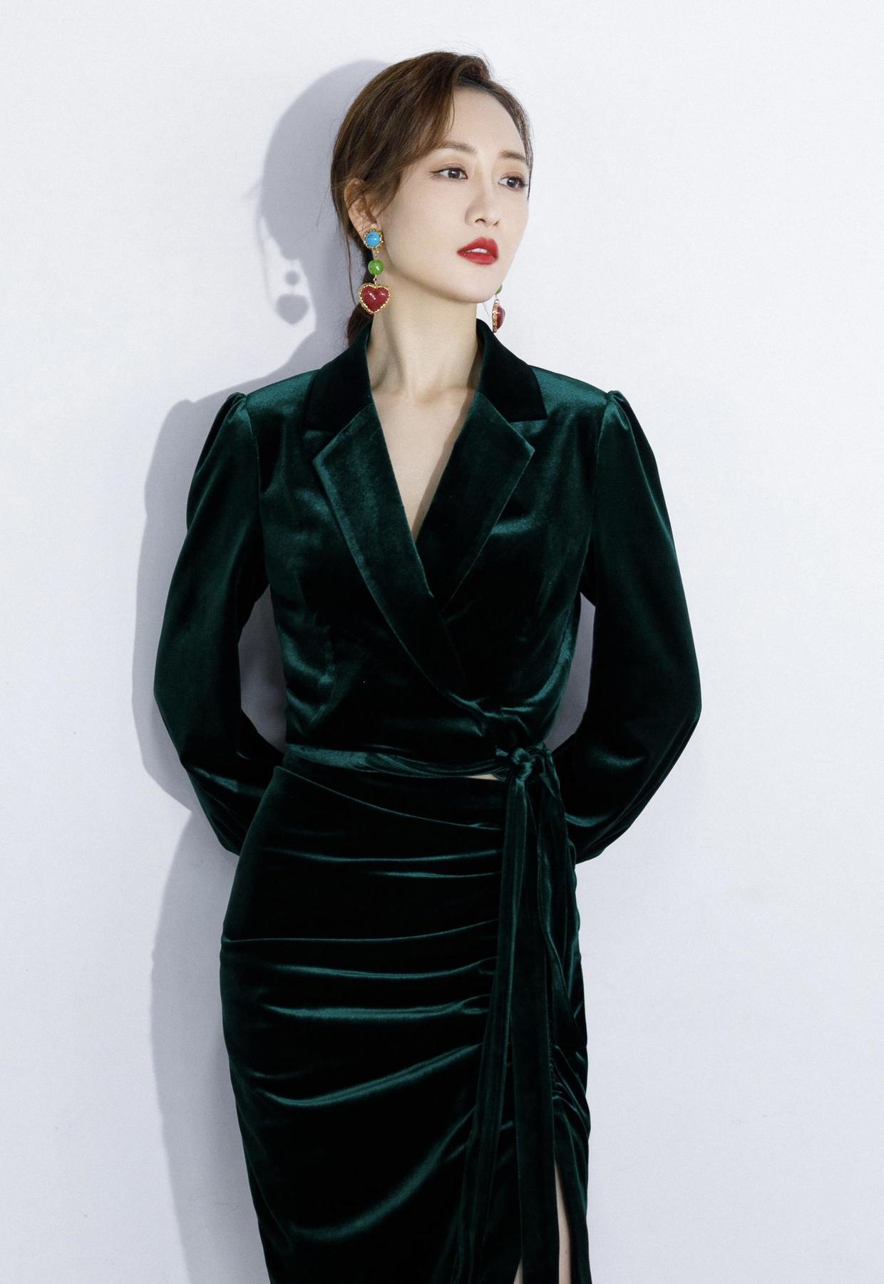 王鸥真放得开穿蕾丝白裙大玩纯欲风这腿小姑娘都羡慕