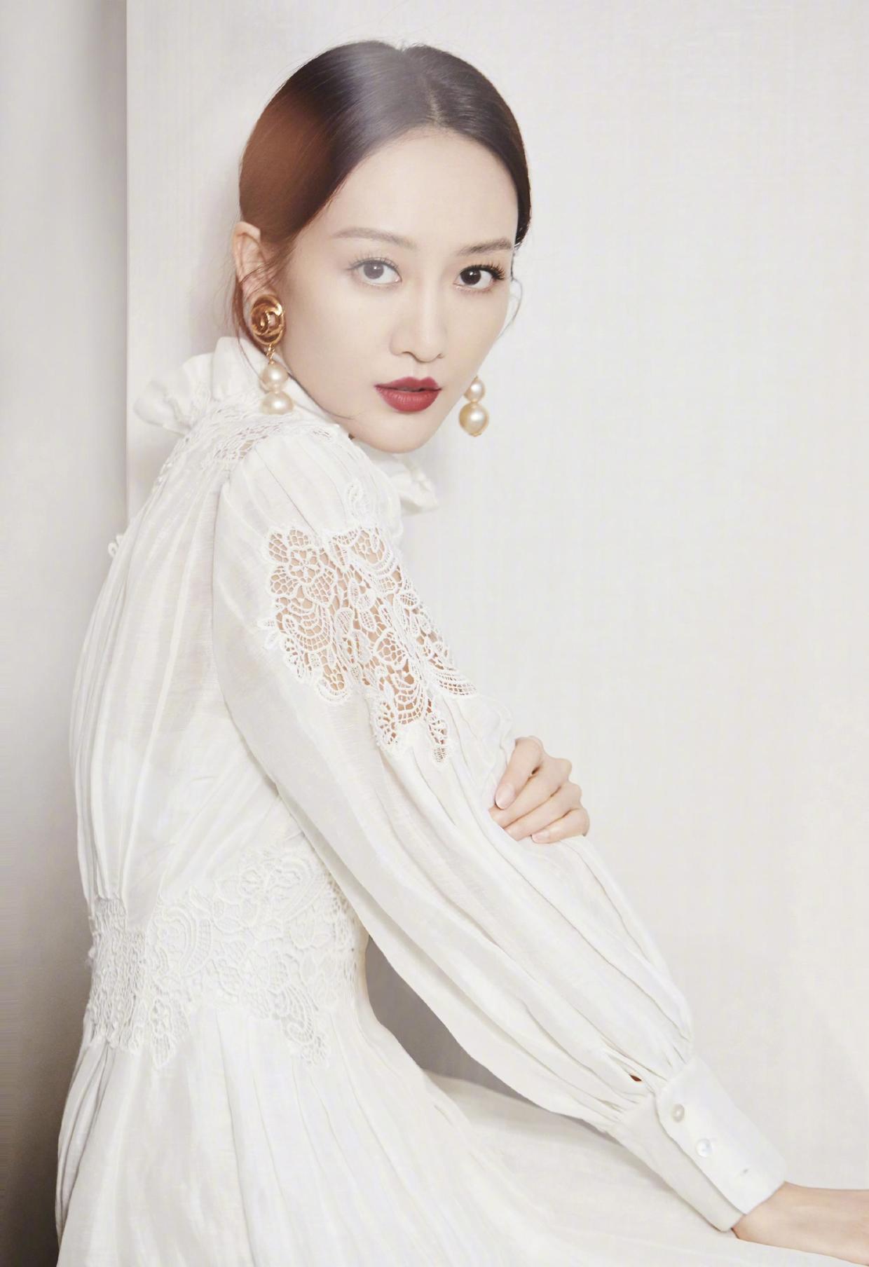 王鸥真放得开穿蕾丝白裙大玩纯欲风这腿小姑娘都羡慕