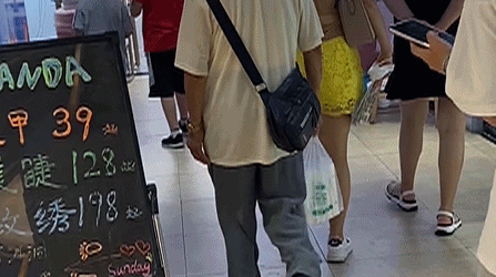 贵阳一老人游走街头屡次伸出咸猪手 广大女性要注意休闲区蓝鸢梦想 - Www.slyday.coM