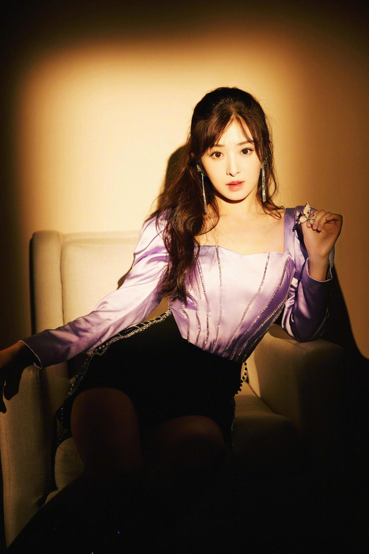 张含韵也太会保养了穿鎏光礼服裙温柔高贵32岁看着像00后