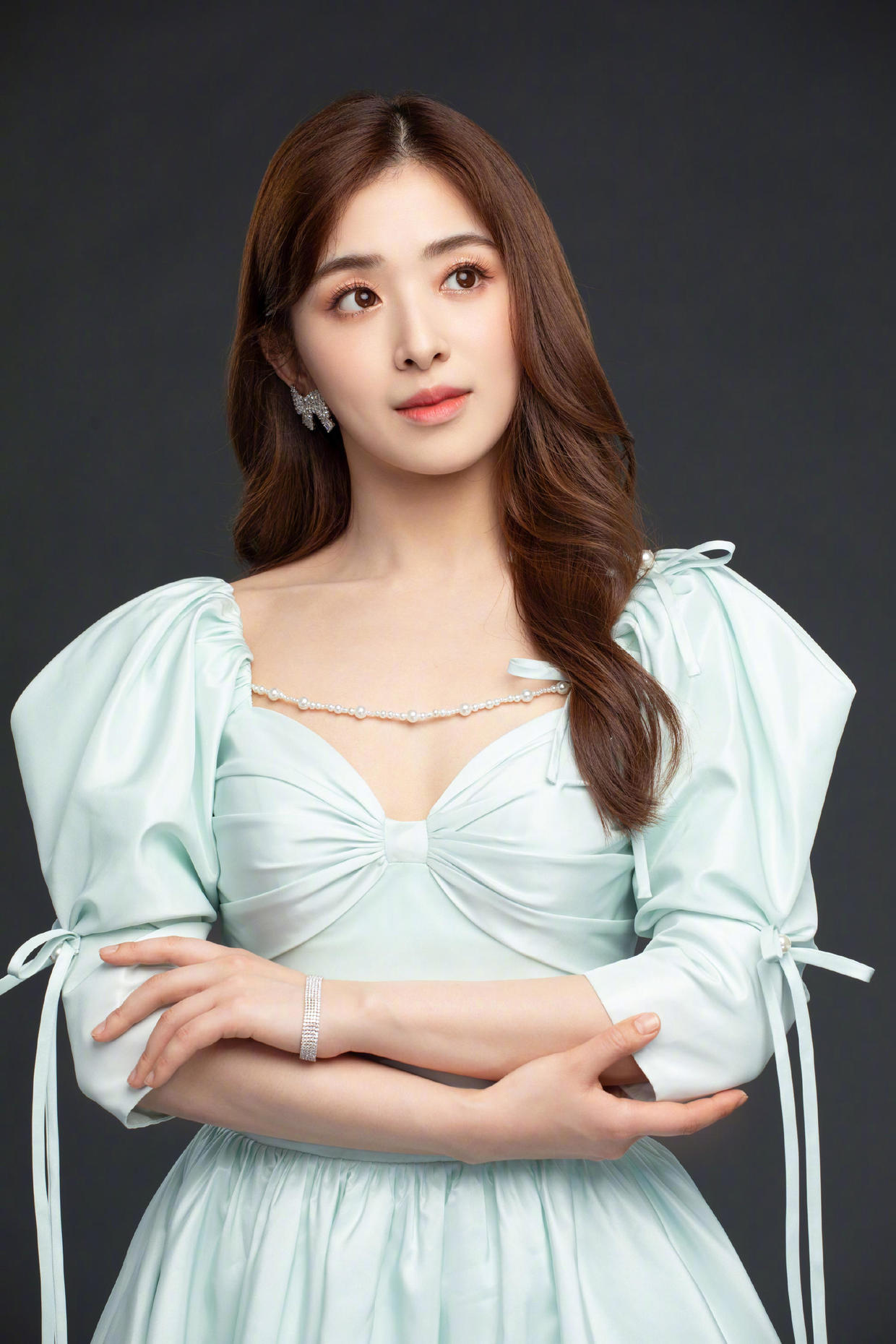 张含韵也太会保养了穿鎏光礼服裙温柔高贵32岁看着像00后