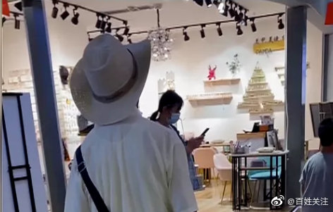 贵阳一老人游走街头屡次伸出咸猪手 广大女性要注意休闲区蓝鸢梦想 - Www.slyday.coM