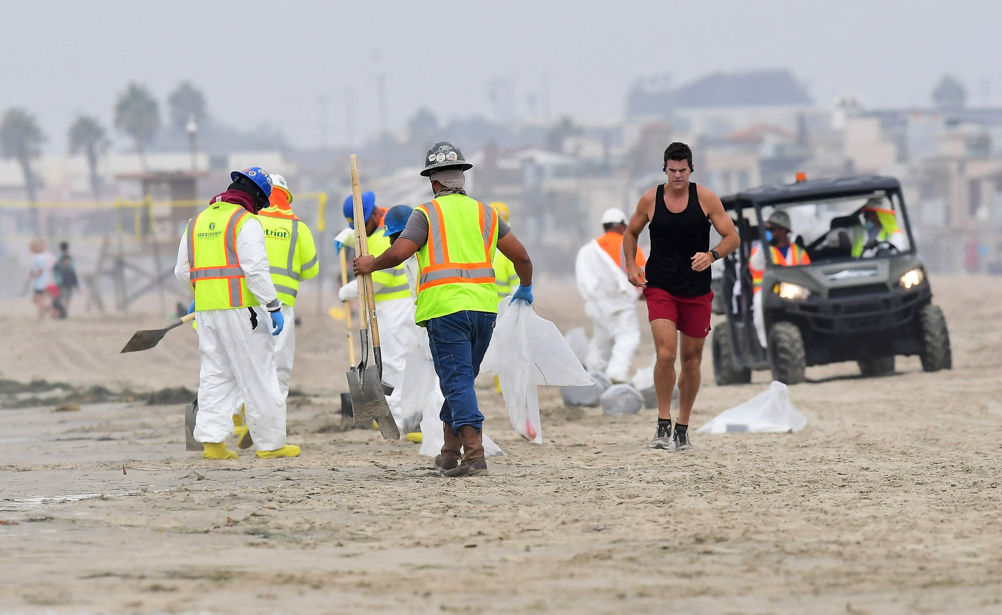 10月7日,工人们在美国加利福尼亚州纽波特比奇清理油污.新华社/仿新