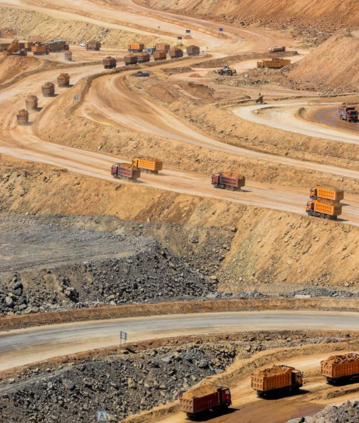 2020年5月3日,卡车在内蒙古准格尔露天煤田黑岱沟矿区运输作业.