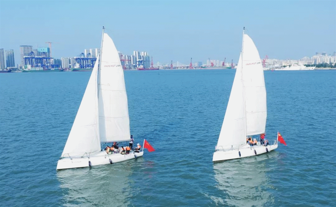 △国家帆船基地公共码头开启“2021国庆大众帆船公益体验活动”，活动持续10天，吸引一批批亲子家庭前来免费体验龙骨帆船。