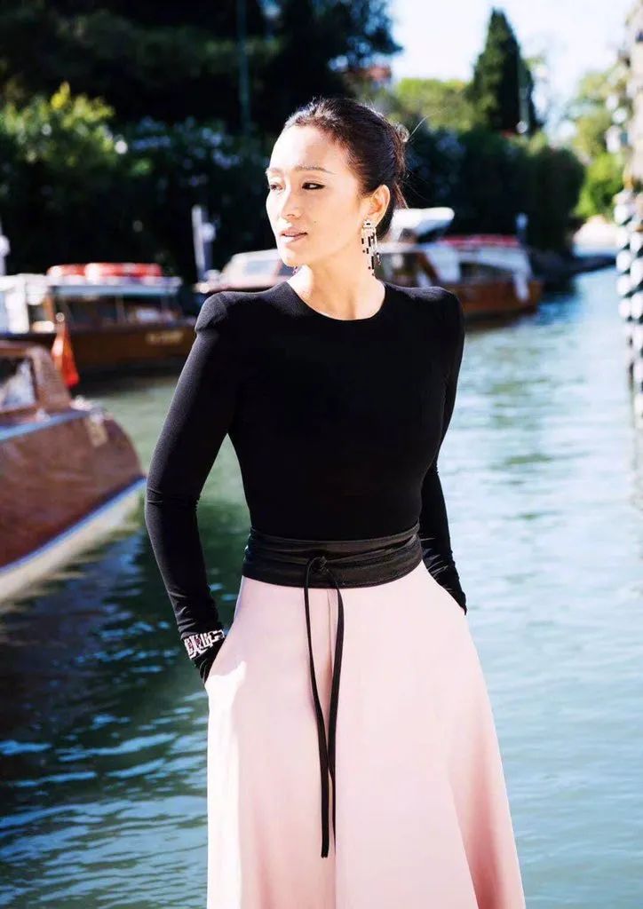 56岁巩俐最新几套穿搭全网好评这一点太值得学习了