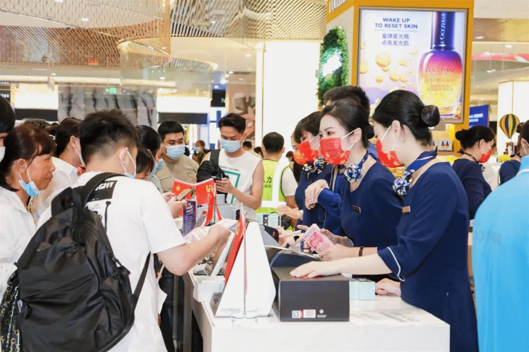 △海口各大免税店优惠大人气旺，前来消费的人们收获满满。