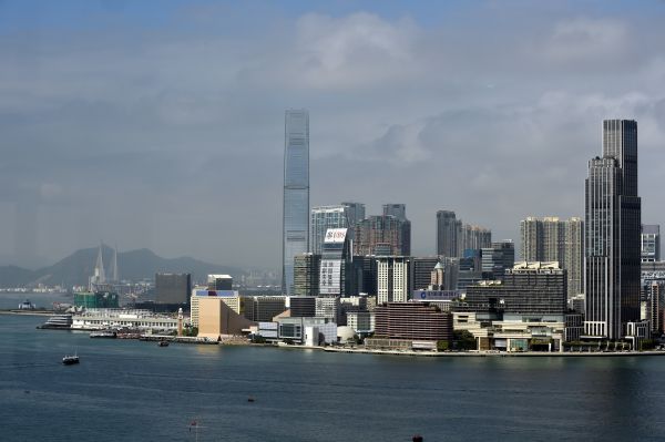 香港九龙地标——环球贸易广场（左）（2020年11月19日摄）。 新华社记者 卢炳辉 摄
