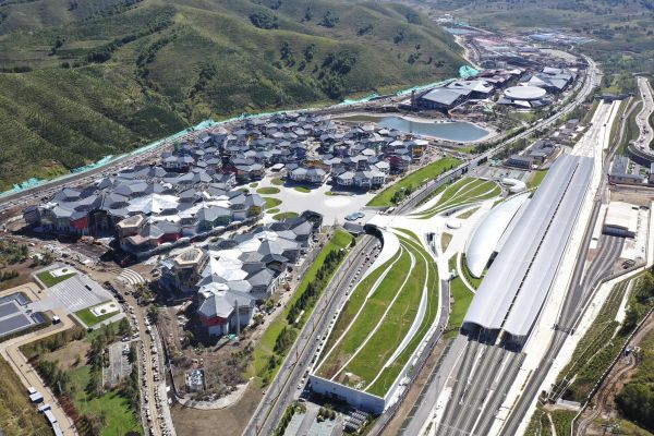 位于张家口市崇礼区太子城冰雪小镇的冬奥颁奖广场（左）和太子城高铁站（右）。（武殿森 摄）