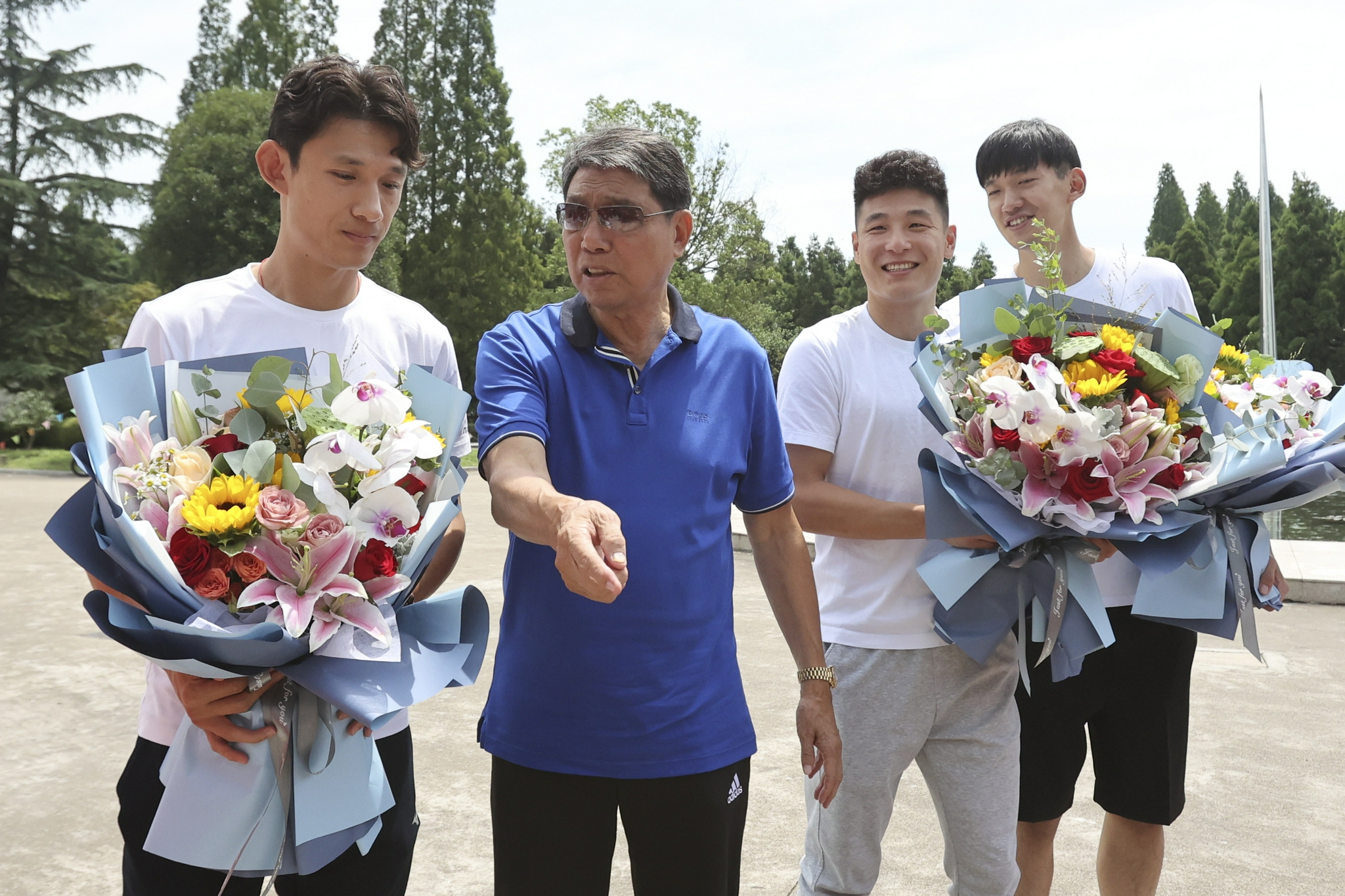 Wang Shenchao (left), Wu Lei (second from right), Yan Junling (right) and mentor Xu Genbao.