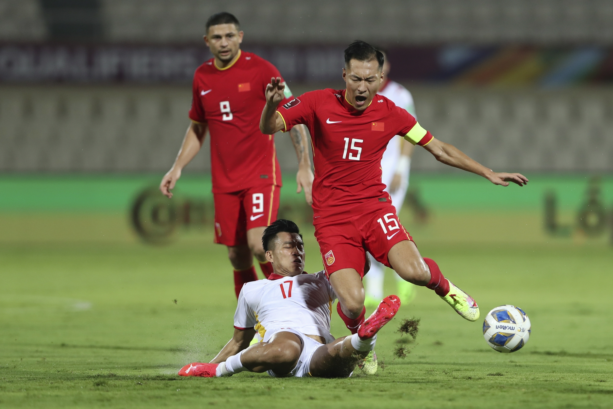 越南球员拦截吴曦。