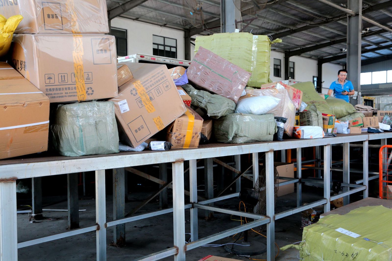 资料图:江苏南通海安市一物流快递公司内员工正在加班加点地进行分拣