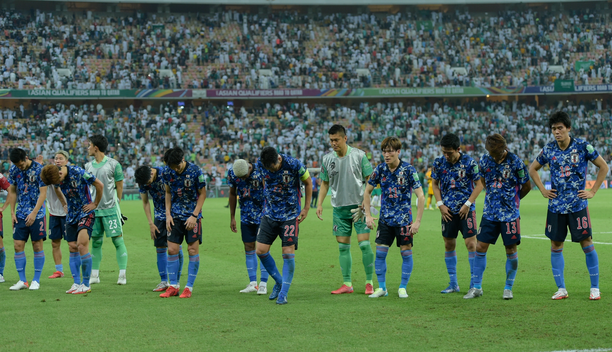 日本队球员赛后向球迷鞠躬。