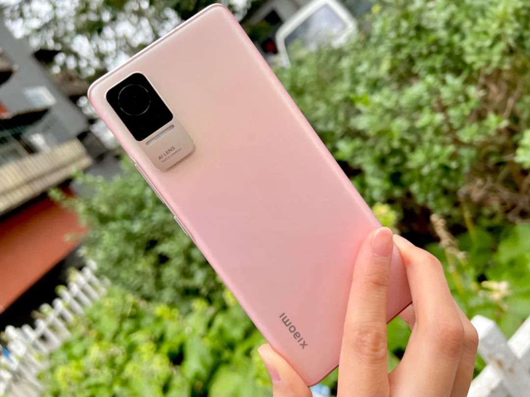 尤其是自拍表现上,满足了年轻潮流人群,尤其是女性对于手机影像的追求