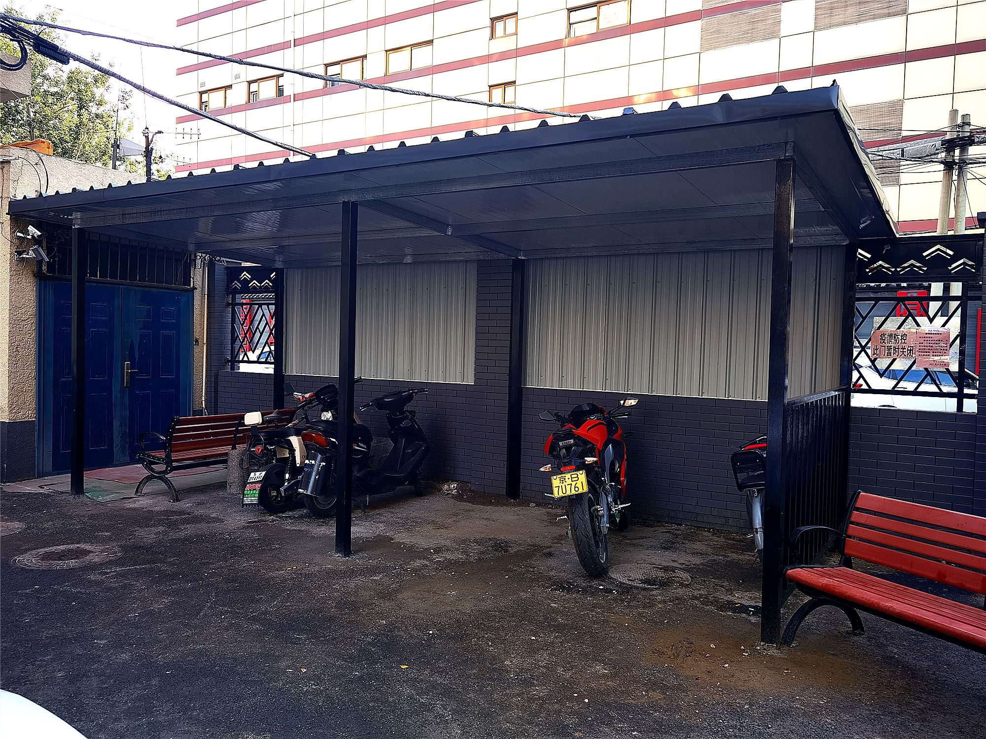 新搭的电动自行车停车棚里缺少充电设施.