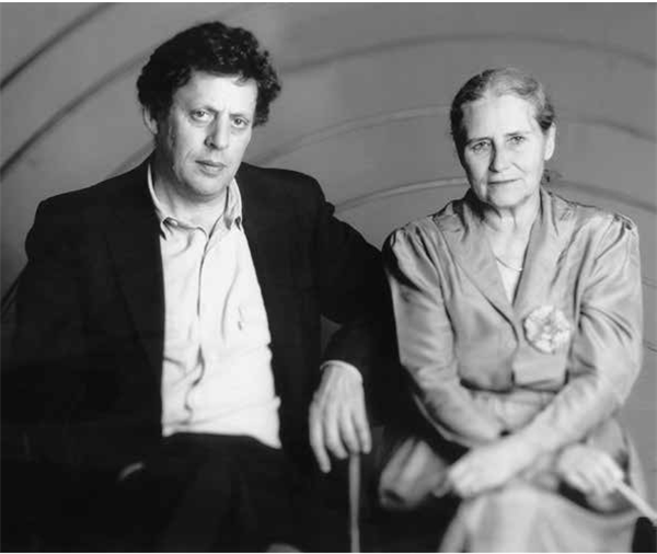 菲利普·格拉斯与英国作家多丽丝·莱辛，1988年伦敦留影