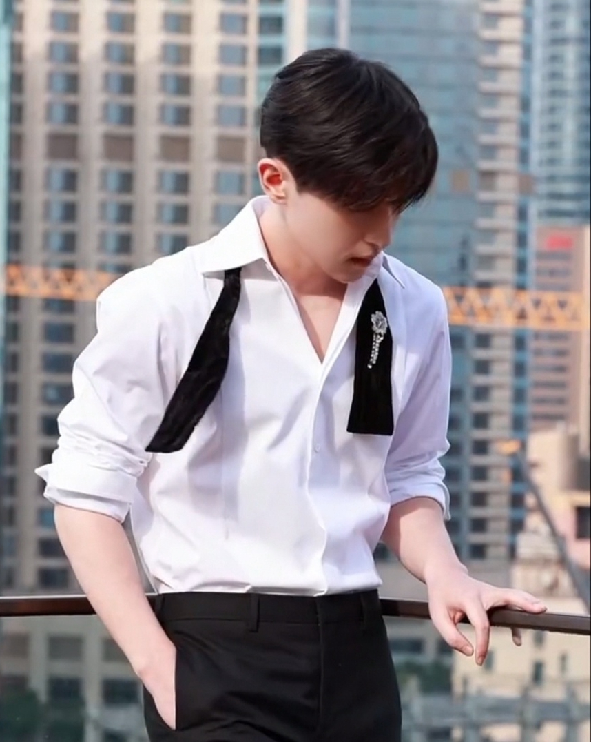 邓伦秋日拍摄花絮曝光身穿白衬衫气质清冷