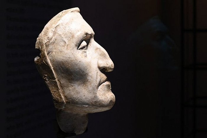 但丁·阿利吉耶里的死亡面具，于意大利佛罗伦萨韦基奥宫。图片来源：Vincenzo Pinto/AFP via Getty Images