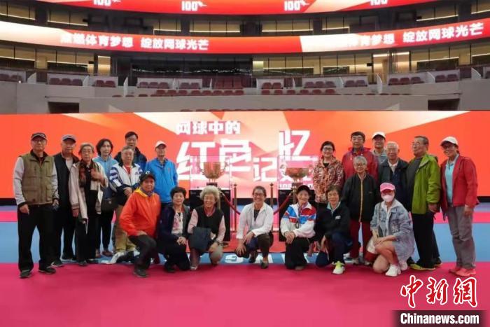 观众和中网男女单冠军奖杯合影 北京市网球运动协会供图