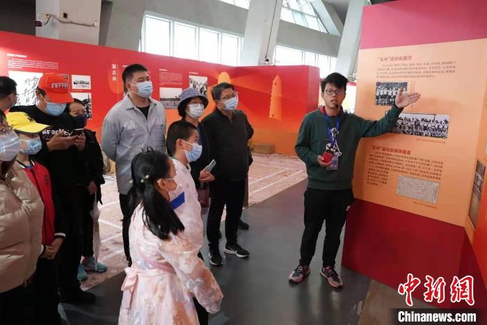 到访者参观 “网球中的红色记忆”文化展 北京市网球运动协会供图