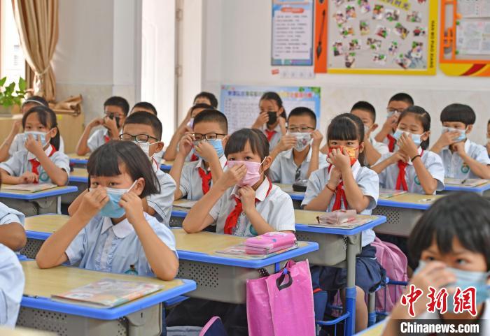 学生认真学习如何正确戴口罩. 林弘梫 摄