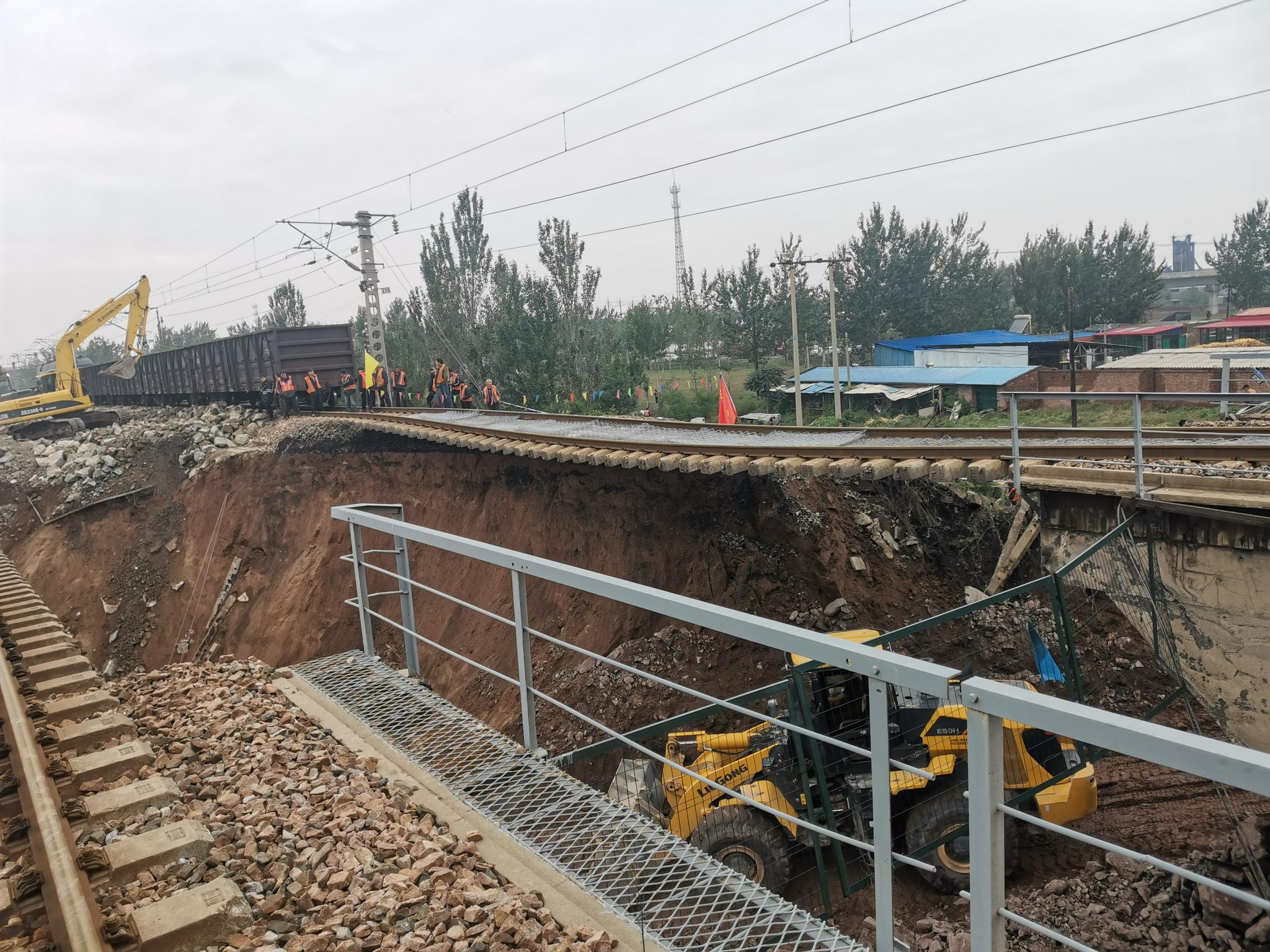 与洪水抢时间——南同蒲铁路昌源河大桥抢修现场见闻