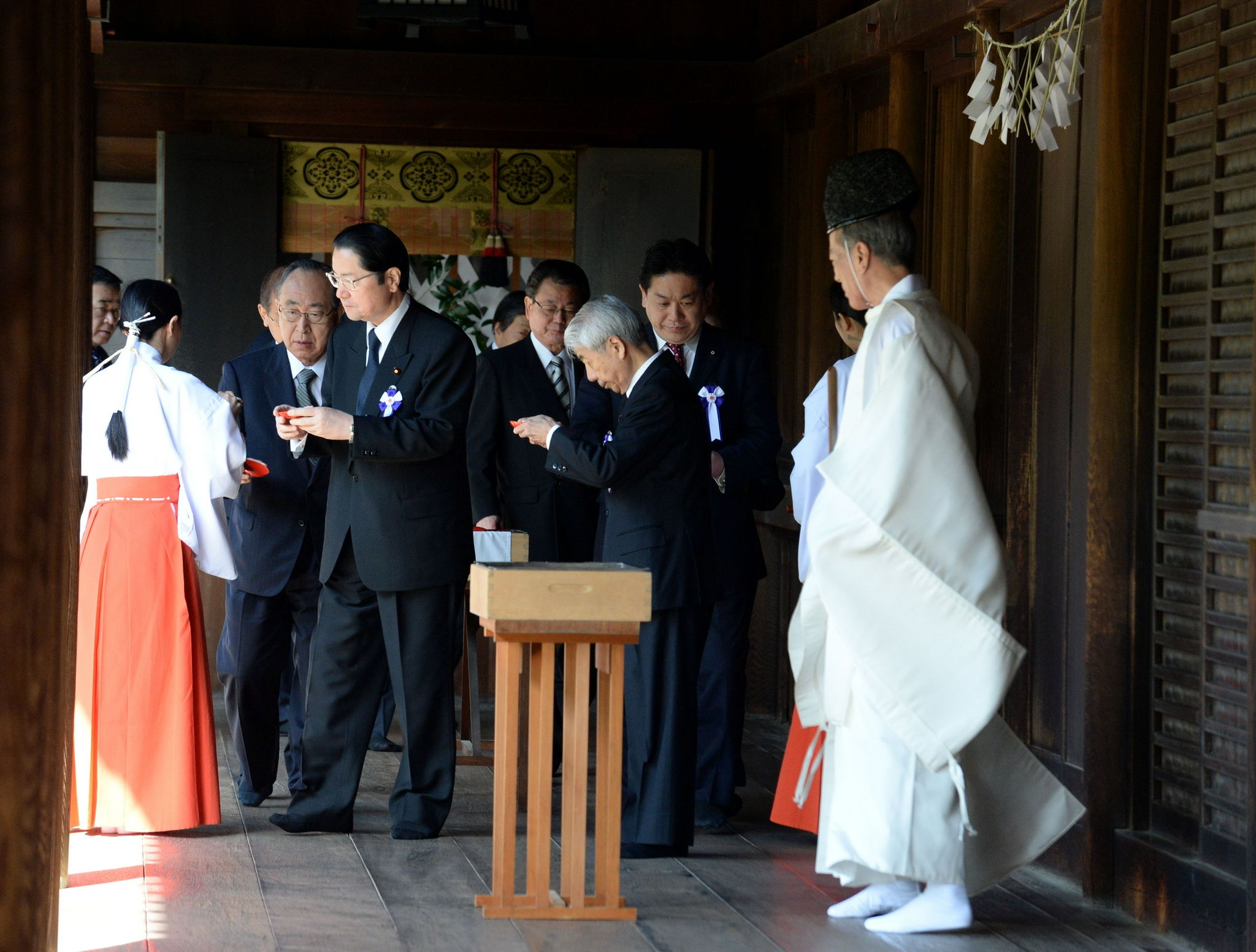 在日本首都东京,日本跨党派国会议员团体"大家一起参拜靖国神社"大约