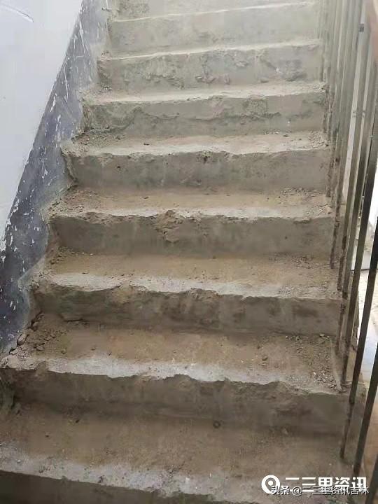据该小区居民刘先生(化名)所述,楼梯踏步表面拆除后要换成大理石,但是