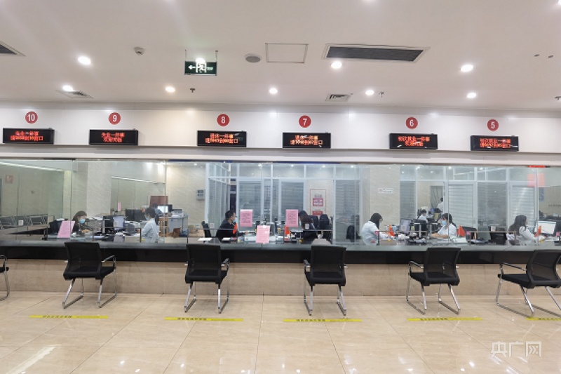 社保服务大厅开设各类业务专窗(央广网发 许宇峰摄)