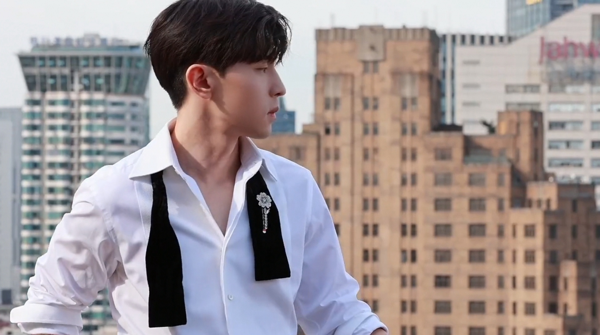 邓伦秋日拍摄花絮曝光身穿白衬衫气质清冷