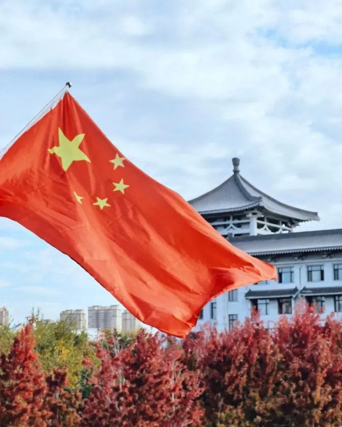 哈尔滨工程大学校园里开得火红热烈的国庆树