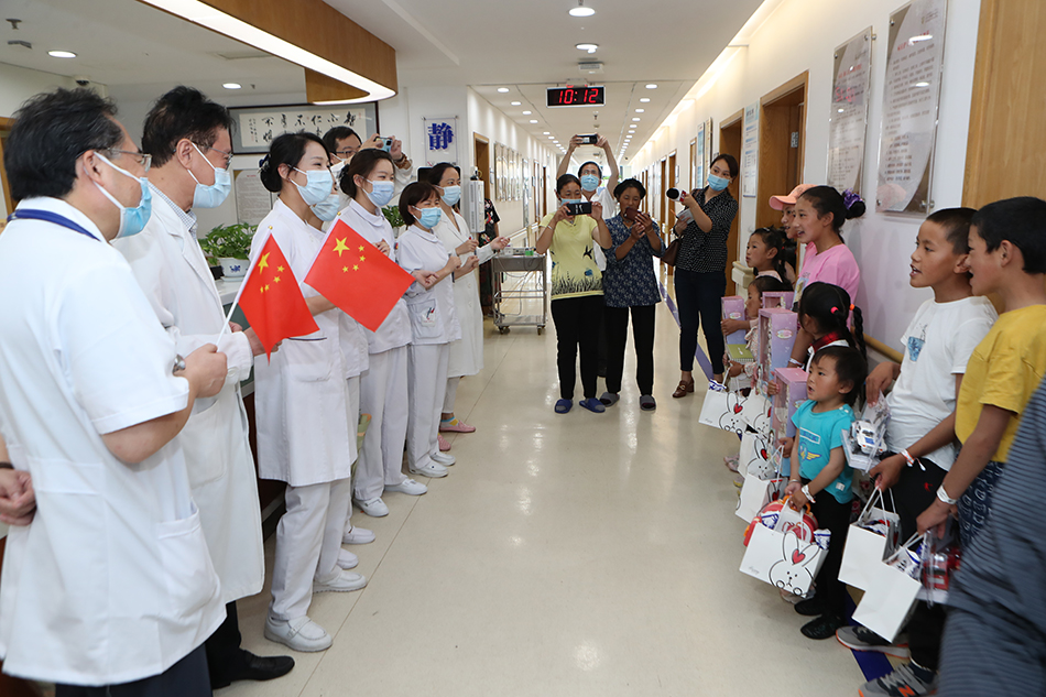 上海市第十人民医院心内科医务人员送别10名成功完成手术的日喀则患儿。