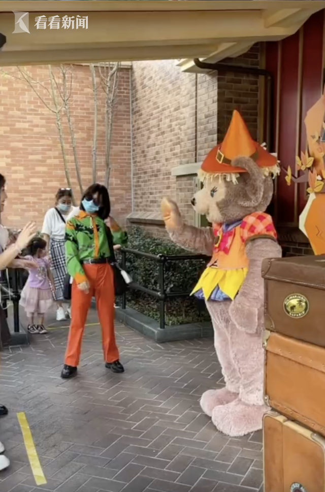 网友爆料上海迪士尼达菲被打，这不是第一次了休闲区蓝鸢梦想 - Www.slyday.coM