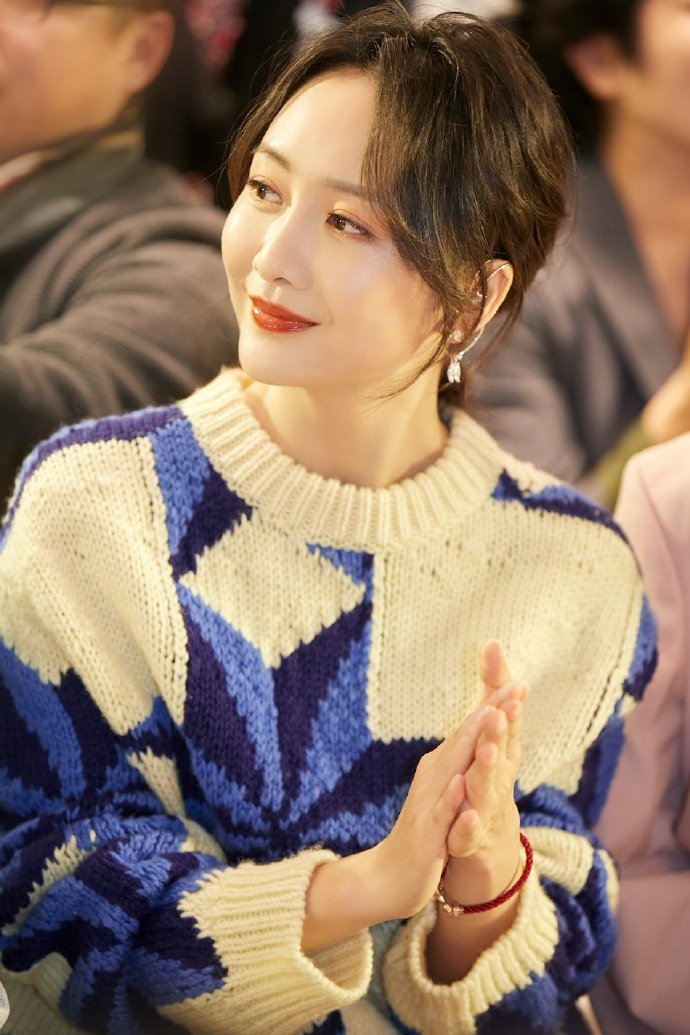 38岁王鸥好会赶时髦穿印花毛衣配牛仔裙御姐变少女