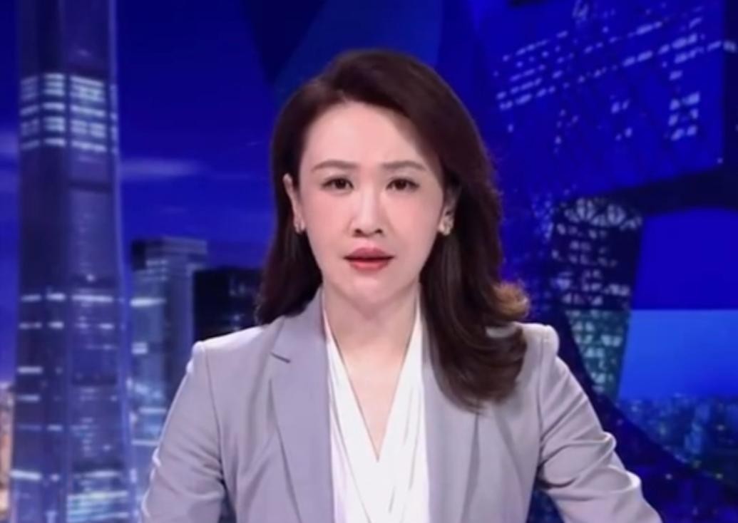 央视主播张琳带母亲出游,穿着朴素大气,母女同框似姐妹花