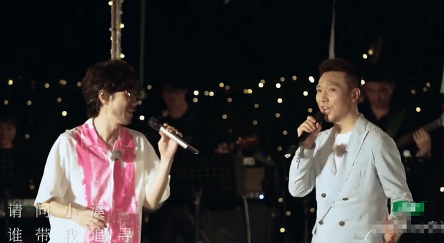 52岁周传雄与康辉同台合唱,深情对望配合默契,穿花衬衫胡子拉碴休闲区蓝鸢梦想 - Www.slyday.coM 52岁周传雄与康辉同台合唱,深情对望配合默契,穿花衬衫胡子拉碴休闲区蓝鸢梦想 - Www.slyday.coM