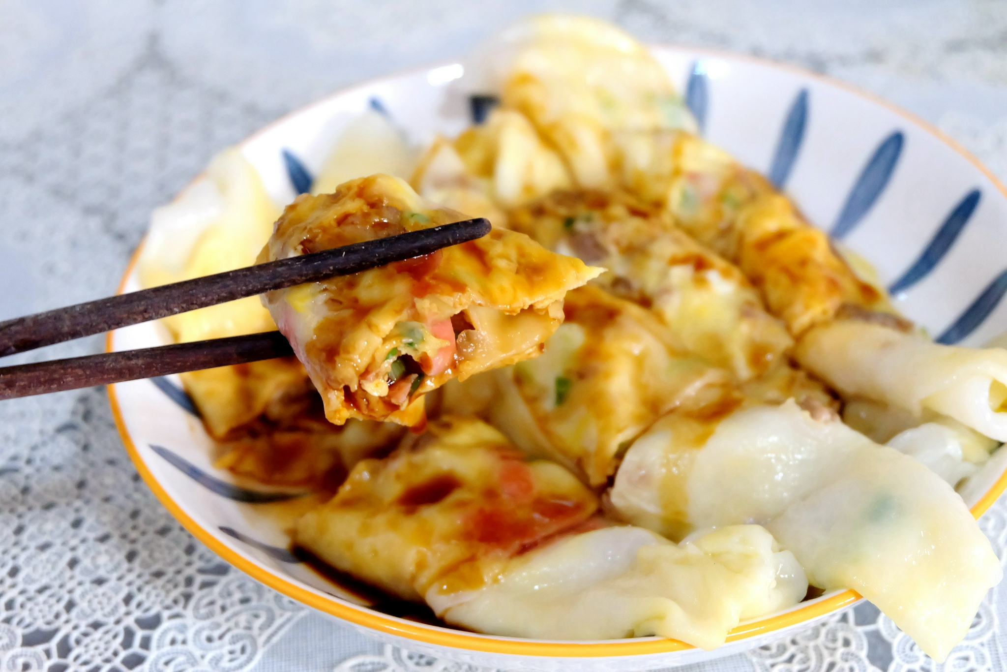 连续做了几次,除了鸡蛋肠粉以外,还放了火腿肠,肉馅等,果真是好吃又好