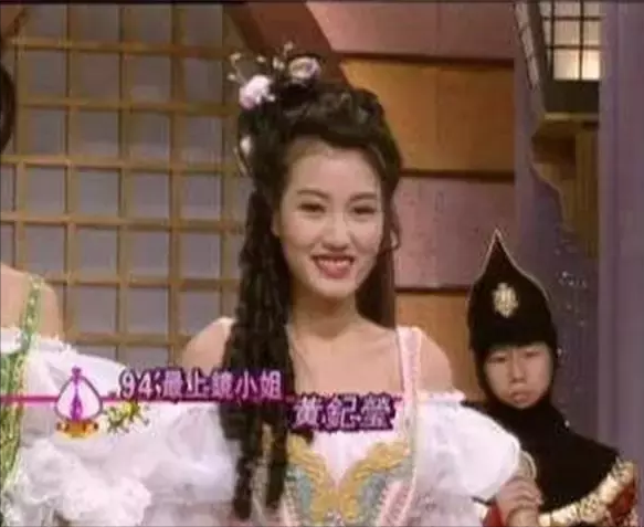 "梦姑"黄纪莹参加聚会,穿着黑色卫衣五官精致,46岁状态不显老|黄纪莹