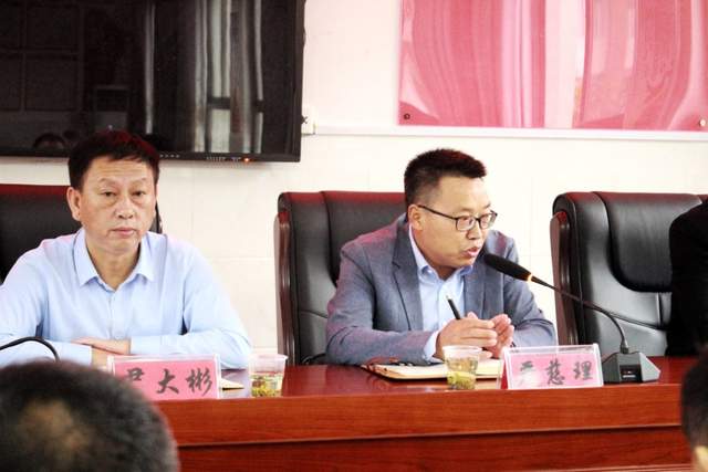 尊师重教十堰关防学校教育基金会重奖优秀教师