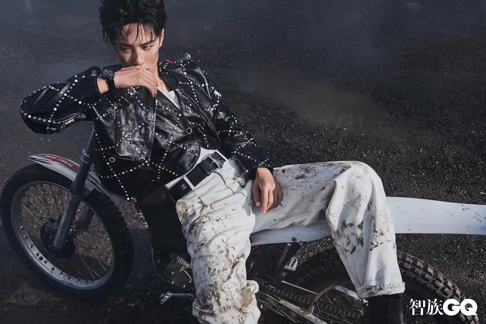 for《智族gq》十月刊封面,黑白色调间极致冷峻张力