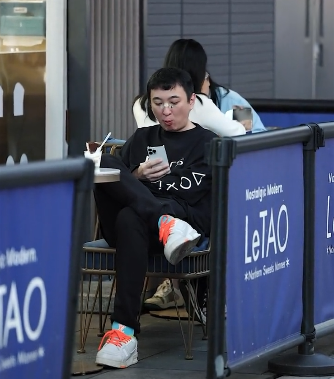 10月8号,有一网友在视频账号上晒出一组王思聪的街拍镜头,从曝光的