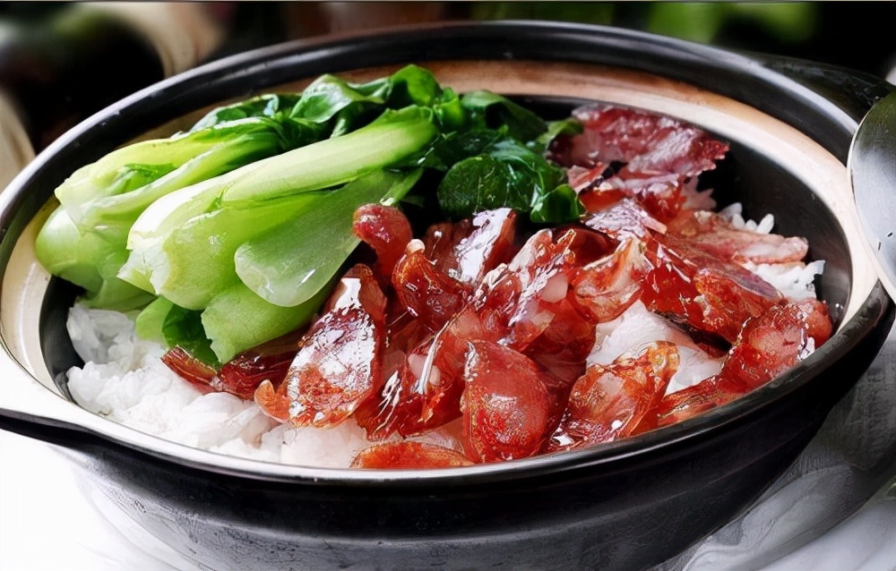 正宗广式小吃:腊肠煲仔饭,咸甜适中,营养丰盛,简单易做哦