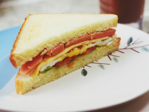 营养早餐的首选:煎蛋火腿三明治,营养充足,制作简单,快试试吧