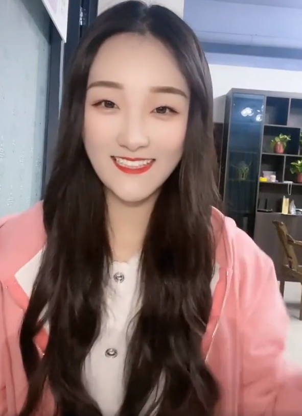 陈亚楠打扮甜美出镜开着滤镜尖下巴抢眼是比大衣哥儿子洋气