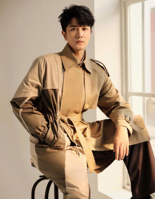 彭冠英日常营业照释出,深咖西裤帅气有型,棕色风衣彰显绅士风度