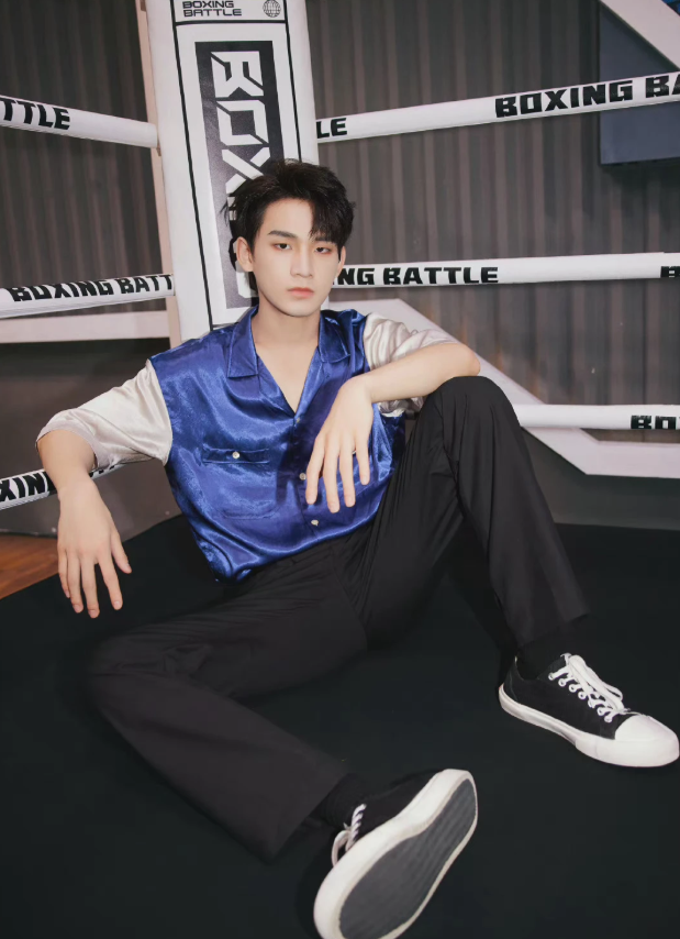 姚琛蓝白拼接衬衣造型聚焦立体俊逸五官戴拳击手套活力少年